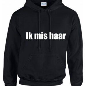 Zwarte unisex hoodie bedrukt met witte tekst: Ik mis haar.