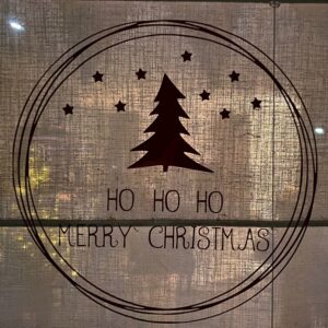 Raamsticker met een kerstboom en de tekst Merry Christmas.