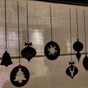 Raamstickers met verschillende kerstballen.