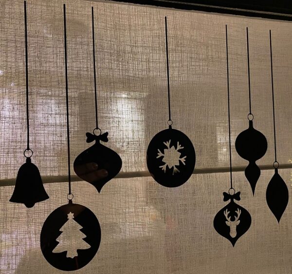 Raamstickers met verschillende kerstballen.