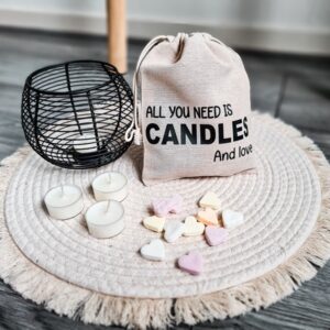 Linnen zakje bedrukt met de tekst: All you need is candles and love. Zakje is gevuld met 6 waxinelichtjes.