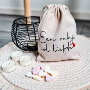 Linnen zakje bedrukt met de tekst: Een zakje vol liefde. Zakje is gevuld met 175 gram snoep.
