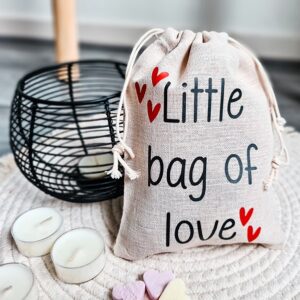 Linnen zakje bedrukt met de tekst: Little bag of love. Zakje is gevuld met 175 gram snoep.