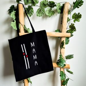 Zwarte katoenen tas met lange hengsels. Bedrukt met de tekst mama en afgewerkt met 2 strepen en hartjes.