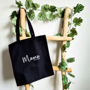 Zwarte katoenen tas met lange hengsels. Bedrukt met de tekst Mama Since 2024. Het jaartal is aan te passen.