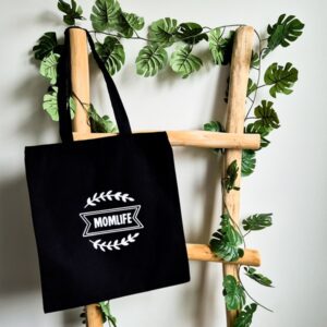 Zwarte katoenen tas met lange hengsels. Bedrukt met de tekst Momlife en afgewerkt met laurierbladeren