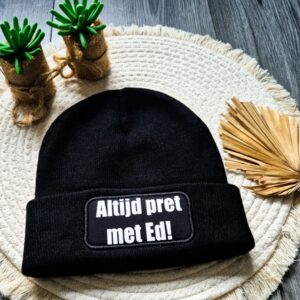 Zwarte muts bedrukt met eigen tekst.