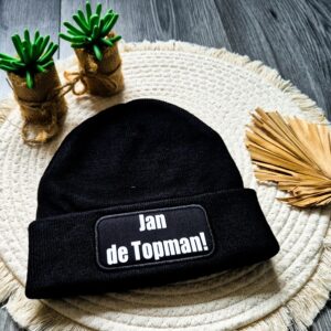 Zwarte muts bedrukt met naam.