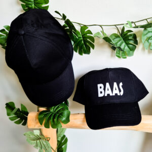 Zwarte, unisex pet bedrukt met de tekst 'Baas'.