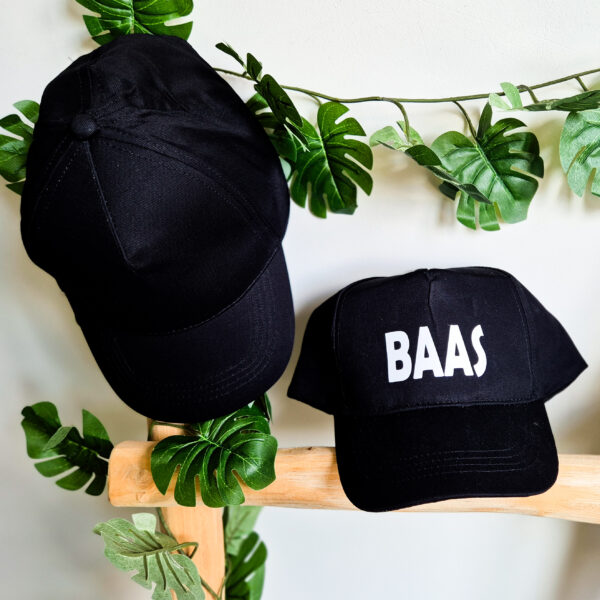 Zwarte, unisex pet bedrukt met de tekst 'Baas'.