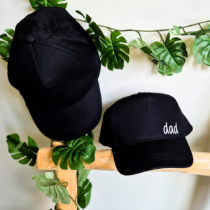Zwarte, unisex pet bedrukt met de tekst 'Dad'.