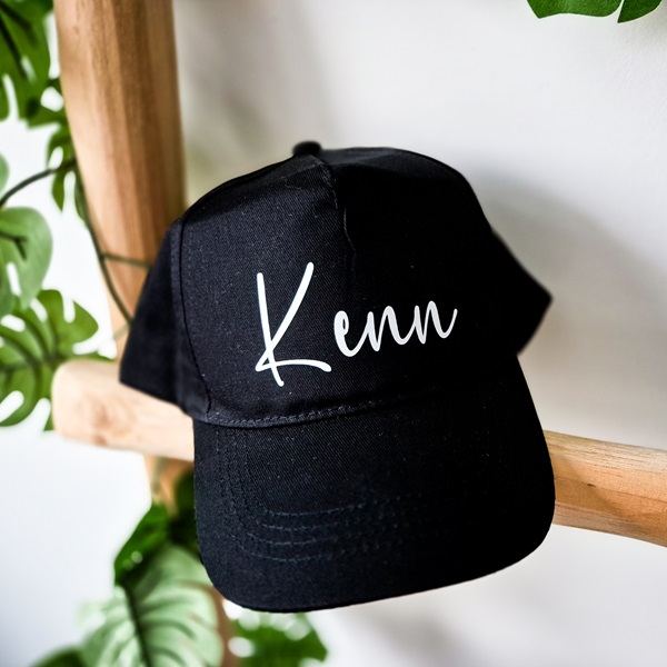 Zwarte pet bedrukt met naam.