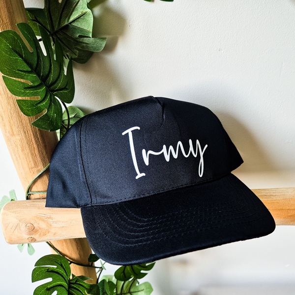 Zwarte pet bedrukt met naam.