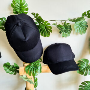 Zwarte unisex pet die onbedrukt is. Deze kan bedrukt worden met eigen tekst.