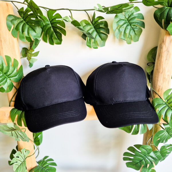 Zwarte unisex pet die onbedrukt is. Deze kan bedrukt worden met eigen tekst.