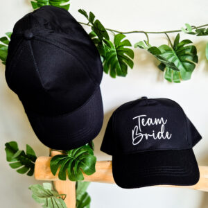 Zwarte, unisex pet bedrukt met de tekst 'Team Bride'.