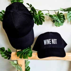 Zwarte, unisex pet bedrukt met de tekst 'Wine not'.