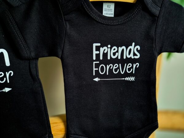 Zwarte romper bedrukt met de tekst Friend Forever. Deze romper is een deel van een set.
