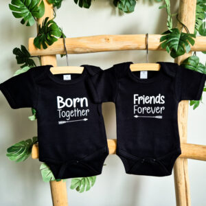 Zwarte rompers bedrukt met tekst Born Together Friends Forever.