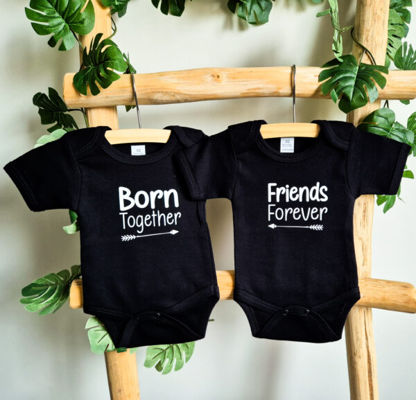 Zwarte rompers bedrukt met tekst Born Together Friends Forever.