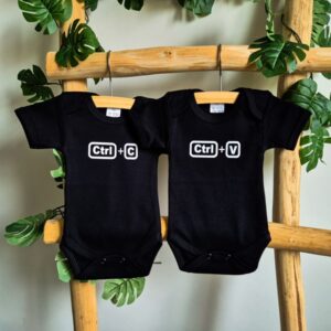 Zwarte rompers bedrukt met Ctrl C en Ctrl V, oftewel copy paste.