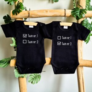Rompers bedrukt met tekst Twin nr. 1 en Twin nr. 2.