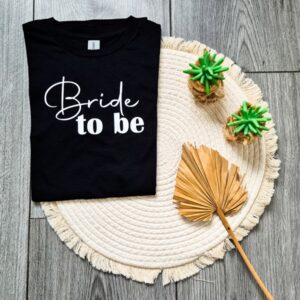 Zwart dames t-shirt bedrukt met de tekst: Bride to be.