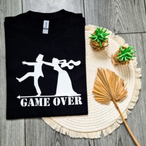Zwart heren t-shirt bedrukt met Game Over en een getrouwd stel.