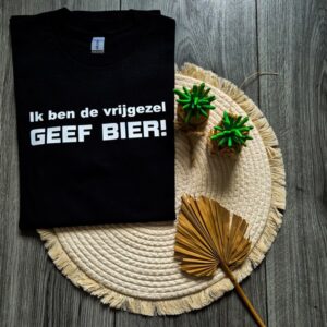 Zwart heren t-shirt bedrukt met de tekst: Ik ben de vrijgezel. Geef bier.