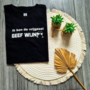 Zwart dames t-shirt bedrukt met de tekst: Ik ben de vrijgezel. Geef me wijn.