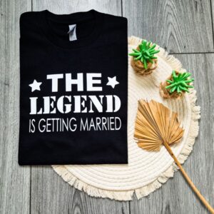 Zwart heren t-shirt bedrukt met de tekst: The legend is getting married.