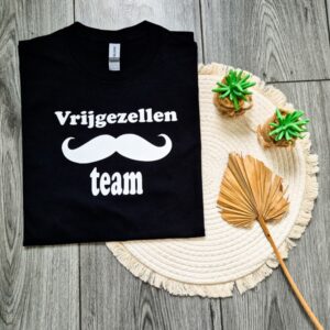 Zwart heren t-shirt bedrukt met de tekst: vrijgezellen team. Op het t-shirt is een snor afgebeeld.