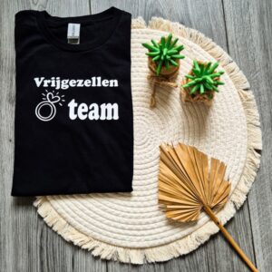 Zwart dames t-shirt bedrukt met de tekst: vrijgezellen team. Op het t-shirt is een ring afgebeeld.