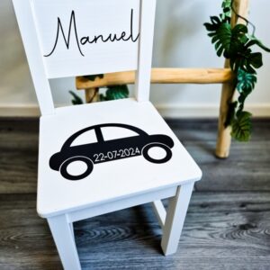 Witte houten kinderstoel met naam, auto en geboortedatum.