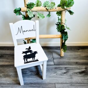 Witte houten kinderstoel met naam en boerderijdieren.