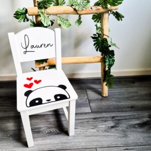 Witte houten kinderstoel met een panda en de naam.