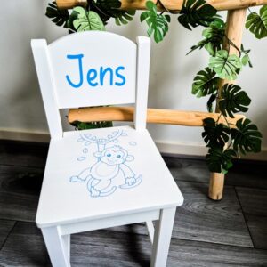 Witte houten kinderstoel met naam en aap.