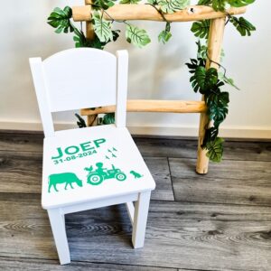 Witte houten kinderstoel met een tractor, boerderijdieren, naam en geboortedatum,