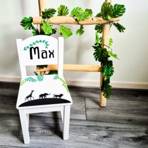 Witte houten kinderstoel in jungle thema met naam.