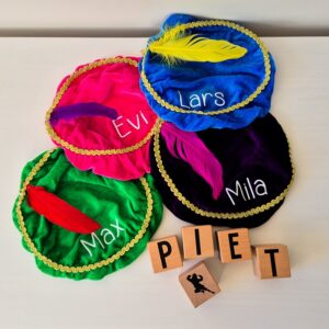 Pietenmuts met naam in vier kleuren.