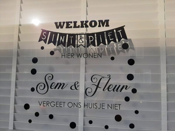 Sint raamsticker met de tekst: Welkom sint en piet. Hier wonen (kindernamen), vergeet ons huisje niet.