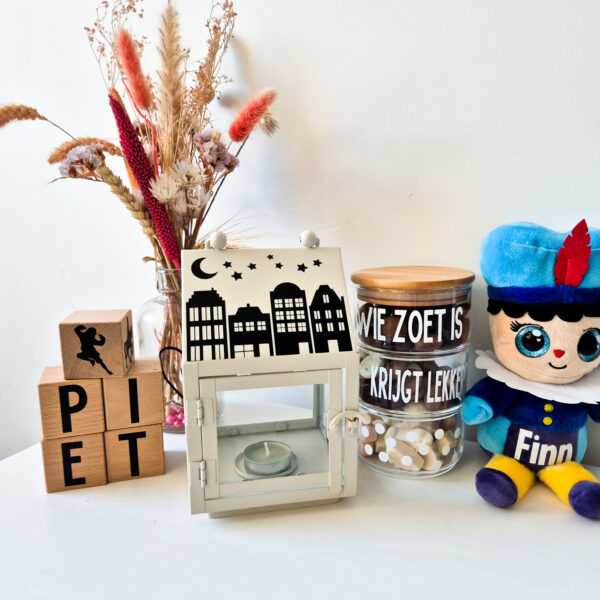 Decoratie hoekje met Sinterklaasartikelen bestaande uit een lantaarnhuisje, gepersonaliseerde snoeppot, gepersonaliseerde pietenknuffel en houten blokjes met de letters P I E T.