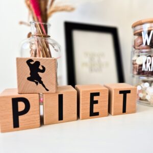 Houten blokken met de letters PIET.