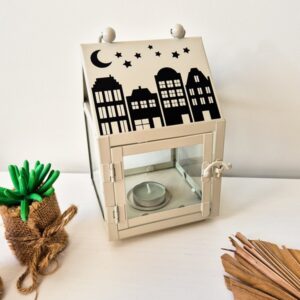 Wit lantaarnhuisje met zwarte huisjes. Geschikt voor een stomkaars of waxinelichtje.
