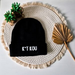 Zwarte unisex muts bedrukt met de tekst: K*T kou.