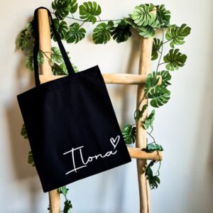 Zwarte katoenen tas bedrukt met naam en een hartje.