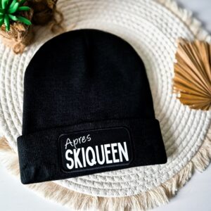 Zwarte unisex muts bedrukt met de tekst: Apres skiqueen.