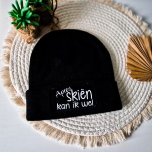 Zwarte unisex muts bedrukt met de tekst: Apres skiën kan ik wel.