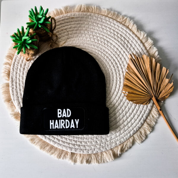 Zwarte unisex muts bedrukt met de tekst: Bad Hair Day.