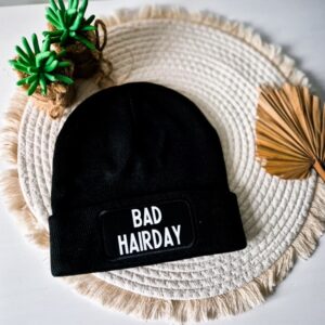 Zwarte unisex muts bedrukt met de tekst: Bad Hair Day.